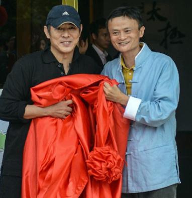 Photo taken on May, 2013 shows Jack Ma (right) and Jet Li (left) show up at an activity. (Photo: xinhua.net)