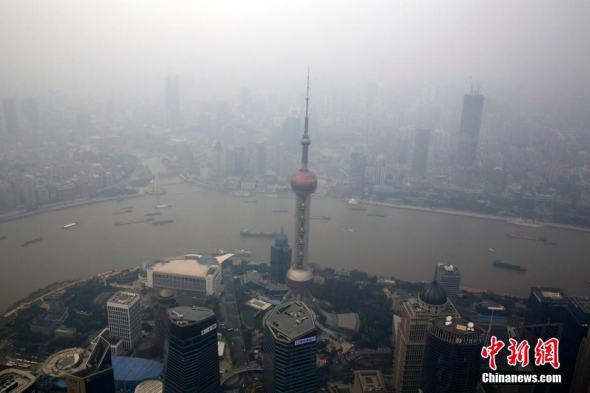 Shanghai is shrouded in smog. (File photo/Chinanews.com)