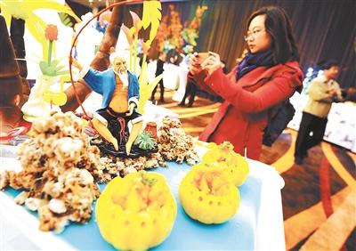 Table setting featuring Chinese figures in a rehearsal for the upcoming APEC meetings in Beijing. [Photo: the Beijing Youth Daily]