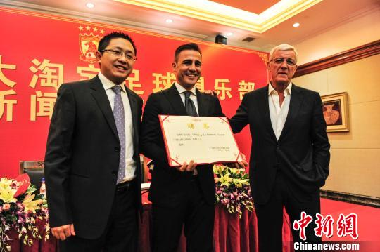Guangzhou Evergrande on Wednesday morning officially unveils Italy's World Cup winning captain Fabio Cannavaro (M) as its executive coach. (Photo: Chinanew.com)
