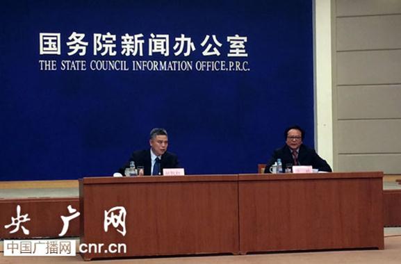 Xu Lin (R), director of the NDRCs Department of Development Planning denies a rumor that Beijing was decentralizing 5 million people to surrounding regions at a press conference on Wednesday. (Photo: cnr.cn)