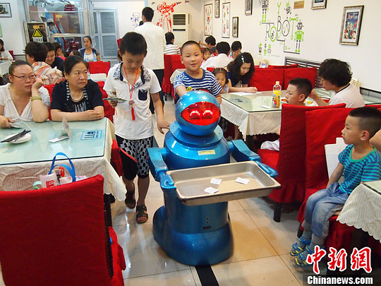 File photo: Robot restaurant in Harbin. (China News)
