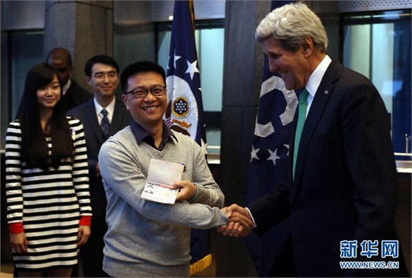 US Secretary of State John Kerry issues the first ten-year visas to ten Chinese citizens on Wednesday. (Photo: Xinhua)