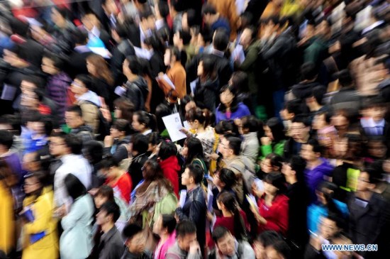 Students swarm into the spring job fair for 2014 graduates at Northeastern University in Shenyang, capital of northeast China's Liaoning Province, March 25, 2014. (Xinhua/Zhang Wenkui)