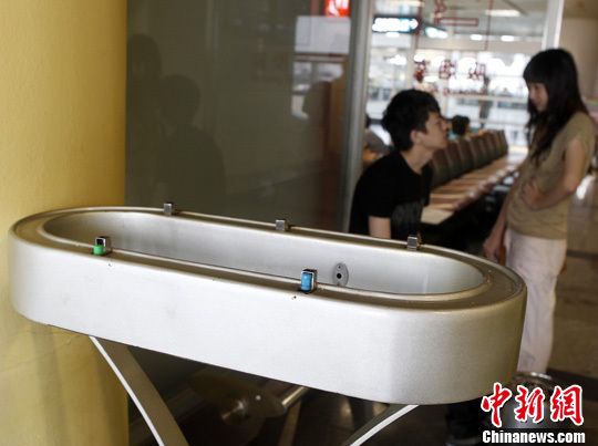 This file photo shows a smoking room at a Beijing airport. (Chinanews.com)