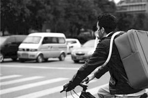 An Italian young man has stirred curiosity by using a self-made air purifier while riding his bicycle to work in Chengdu, capital city of southwest China's Sichuan province. (Photo/Chinanews.com)