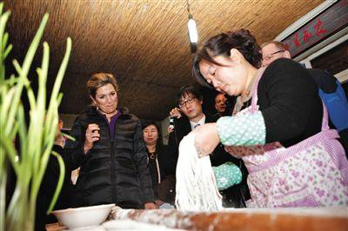 Queen Maxima of the Netherlands visits an agritainment hotel in Daxing district on Wednesday. (Photo/Beijing News)
