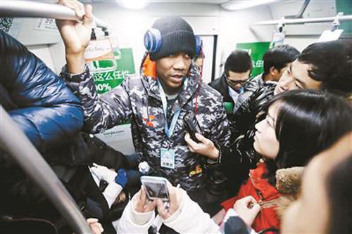 Basketball player Stephon Marbury is interviewed after clearing leaflets from the Beijing subway on Monday morning. (Beijing Youth Daily) 