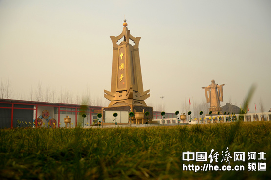  A huge copper construction dubbed No. 1 Chinese Dream Monument is seen in Yuanmeng Park. (Photo:he.ce.cn)