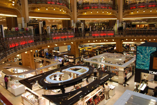 This undated file photo shows a luxury shopping mall in Paris. (Photo: xinmin.cn)