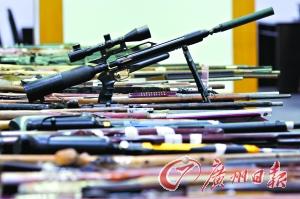 Police in South China's Guangdong province show illegal guns they have seized. (Photo: Guangzhou Daily) 