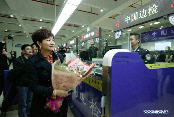 The first passenger go through a port connecting China's Macao Special Administrative Region (SAR) and mainland China after the implement of new opening policy, in Macao, south China. (Xinhua photo) 