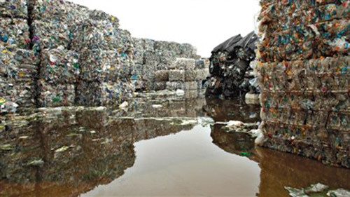 A documentary by local film maker Wang Jiuliang shows how waste plastics from across the globe are transported to China and recycled. (Photo by Wang Jiuliang)