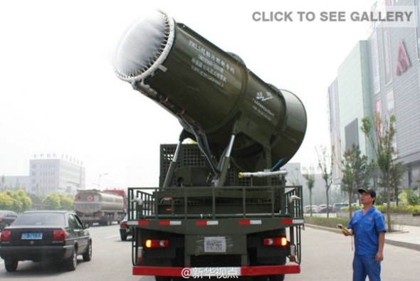 A giant water cannon sprays mist into the air in Zhangjiakou of Hebei province on July 7, 2014. [Photo: Official Sina Weibo account of Xinhua]