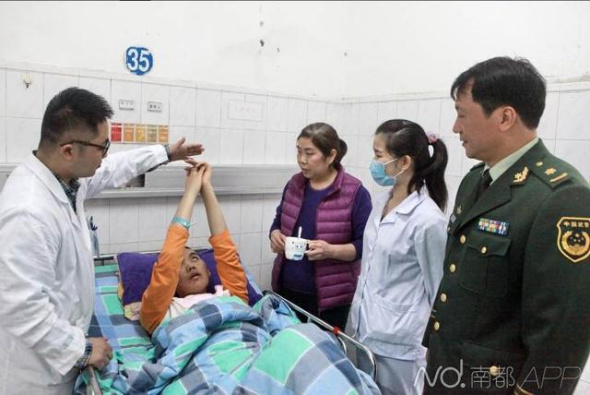 A man (in bed) holds up his hands to catch something at a hospital room in Shenzhen, Guangdong province. (Photo: Southern Metropolis Daily)