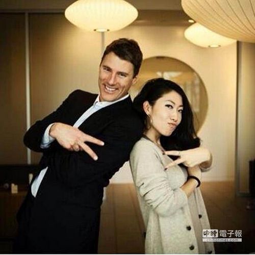 Gregor Robertson and Chinese singer Qu Wanting. (File photo: the China Times)