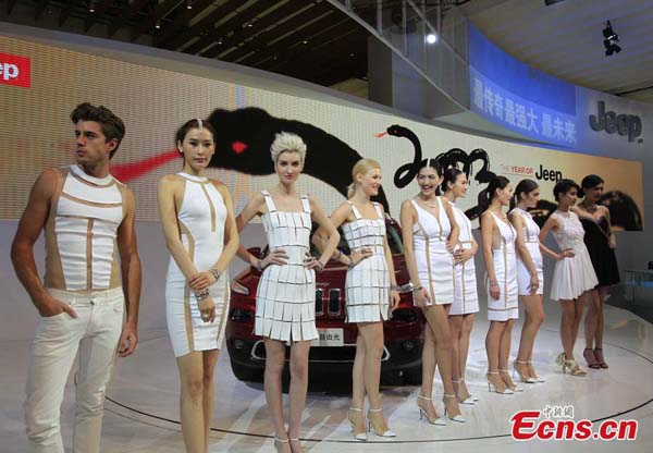 Models rehearse for the Shanghai International Automobile Industry Exhibition (Auto Shanghai 2013) in east China's Shanghai.[File photo/China News Service]