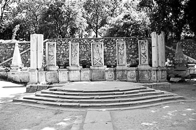 File photo of marble columns looted from the Imperial Yuanmingyuan Garden. (Photo: Chinanews.com)
