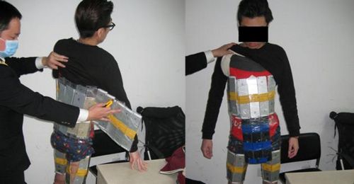 This combo photo shows a Hong Kong man attaches iPhone 6 and iPhone 5S handsets at the Huanggang checkpoint of Shenzhen Customs in South China's Guangdong province on Sunday. (Photo: Ming Pao Daily)