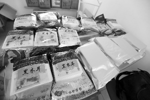 Fake Chinese banknotes are delivered nationwide in bags that claim to have local specialty black fungi inside. (Photo: Modern Express)