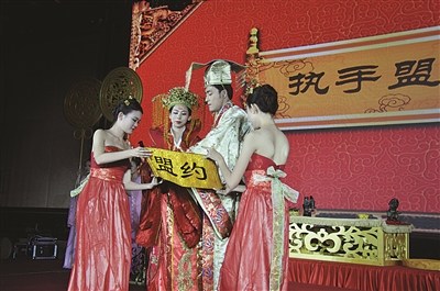 Photo shows the bride dressed as Wu Zetian, or Empress Wu, and the groom as the emperor at a wedding ceremony in Nanjing. [Photo/Yangtse Evening News] 