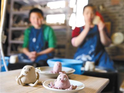 Children with ASD learn how to make ceramic handicrafts at an autistic family support center in Beijing [Photo: Beijing News]