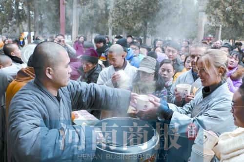 Buddhas distribute porridge for free at Shaolin Temple on Jan 27, 2015. (Photo: Official website of Shaolin Temple)