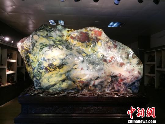 A colorful chicken bloodstone weighing about 18 tons is seen at a Guilin natural jade hall in Guangxi Zhuang autonomous region. (Photo: Chinanews.com)