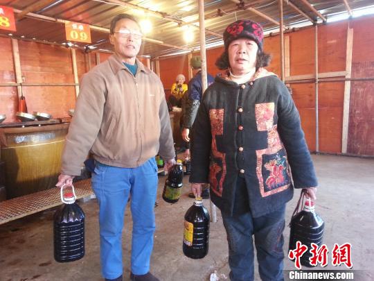 Local residents buy soy sauce in Zhenjiang, East Chinas Jiangsu province, Feb 8, 2015. [Photo: China News Service/Tian Wen]