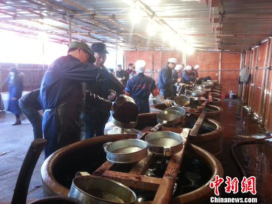 Local residents buy soy sauce in Zhenjiang, East Chinas Jiangsu province, Feb 8, 2015. [Photo: China News Service/Tian Wen]