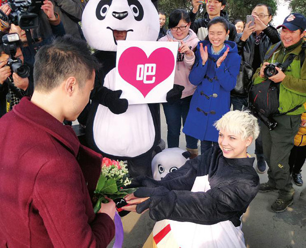 Ukrainian woman Sasha proposes to 30-year-old Da Bin in Dujiangyan, Sichuan province, Feb 14, 2014. [Photo/Huaxi Metropolis Daily] 