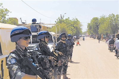 File photo shows China's second batch of officers and soldiers to Mali on a peacekeeping mission. [Photo: PLA Daily/Jin Guo]