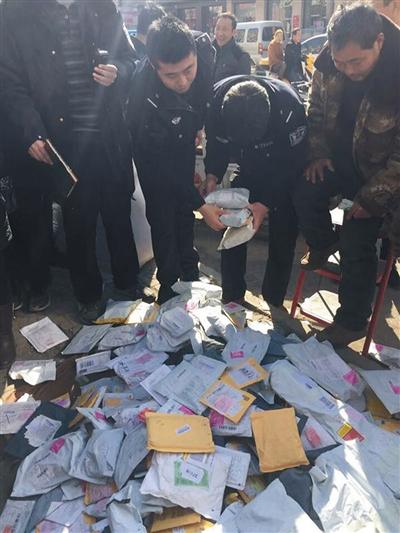 Express parcels shipped from Beijing to a number of foreign countries are seen for sale on the streets in Bazhou city, North China's Hebei province. (Photo/the Beijing News)