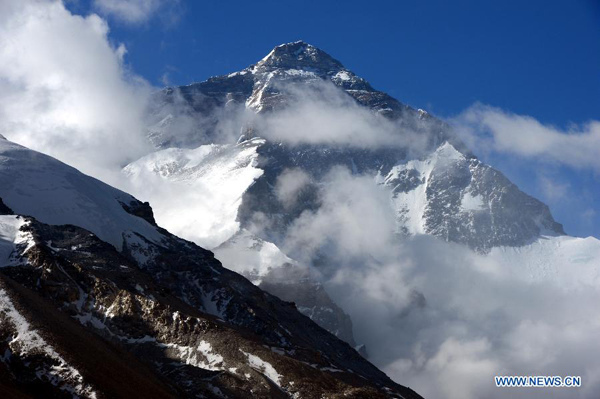 File photo shows the scenery on the Mount Qomolangma, Southwest China's Tibet Autonomous Region. (Photo/Xinhua)