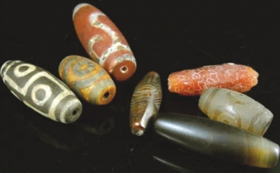Archaeologists have for the first time found an ancient Tibetan dzi bead dating back to the second century AD in Ngari prefecture, southwest Chinas Tibet autonomous region. (Photo/Jingjiang Daily)