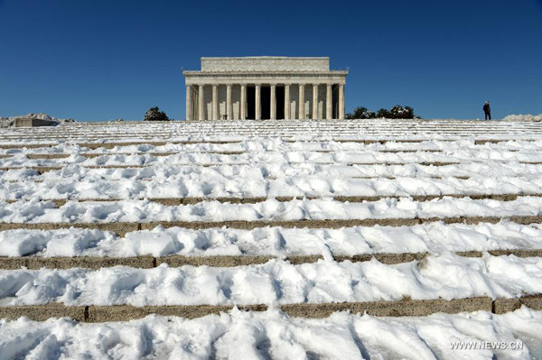 The Lincoln Memorial is seen after snowfall in Washington D.C.,the United States, on March 6, 2015. (Xinhua/Yin Bogu) 