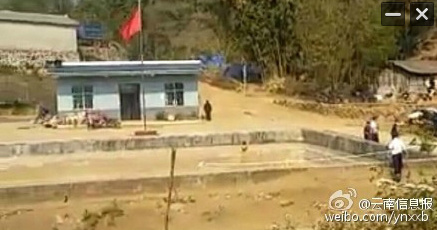 A national flag is placed atop a house in Yunnan province. (Photo from sina weibo)