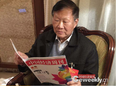 Wang Mengshu receives an interview with China Economic Weekly. (Photo from website of China Economic Weekly) 
