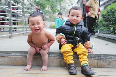 Lajier (L) is naked in winter. (Photo/West China Metropolitan Daily)
