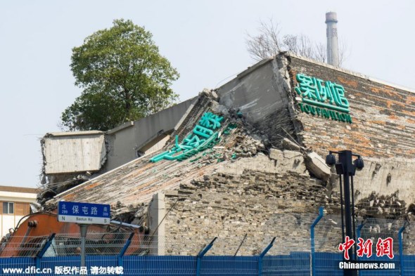 Tengtou Pavilion, the only village pavilion selected by the 2010 Shanghai Expo, is being torn down in Shanghai, March 17, 2015.  (Photo: IC/Xiaogang)