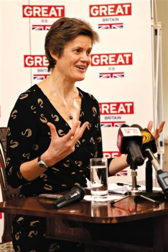 Barbara Woodward holds her first press conference in Beijing since taking office, on March 18. (Photo/Beijing News) 