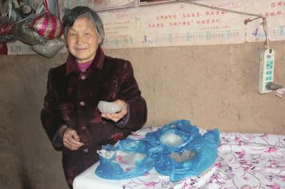 A villager in Xunyang county, northwest Chinas Shaanxi province, shows the ice cubes she has picked. (Photo/hsw.cn) 