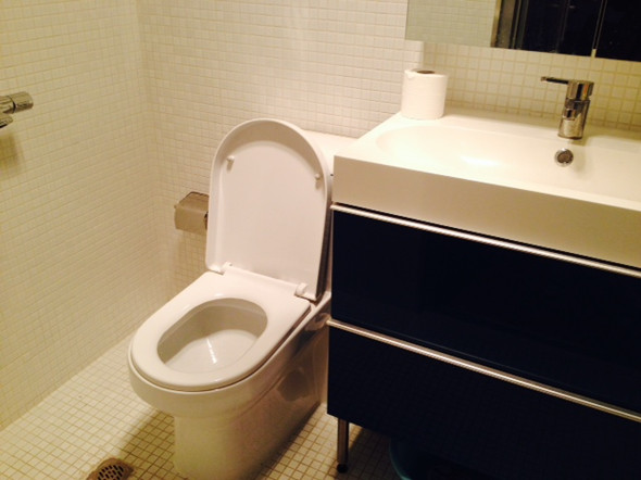 Inside the plugin is a bedroom lit with warm yellow light and a bathroom with sleek faucets, showerhead and toilet. (Photo: Ecns.cn/Ruisha Qian)