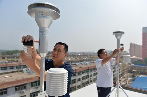 Testers debug the PM2.5 monitors in Hebei province. (File photo/gov.cn)