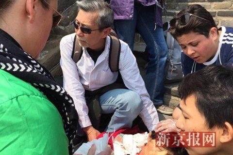 Family members of an old woman wait for help when the woman is knowed to death by a Canadian tourist at the Great Wall on Tuesday. (Photo provided by the victim's family)