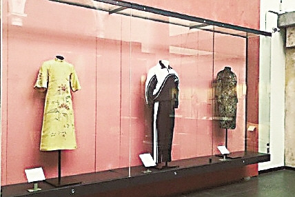 A uniform of South Chinas Shenzhen Middle School is exhibited at a hall of London-based Victoria and Albert Museum. (Photo/Chinanews.com)