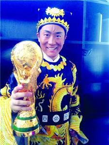 An ancient judge holds a football trophy in a football drama. (Photo/Shanghai Morning Post)