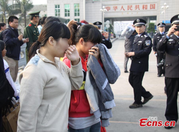 Abducted Vietnamese women are seen at the border of China and Vietnam when they were returned home Jan 22, 2015. (File photo/Xinhua)