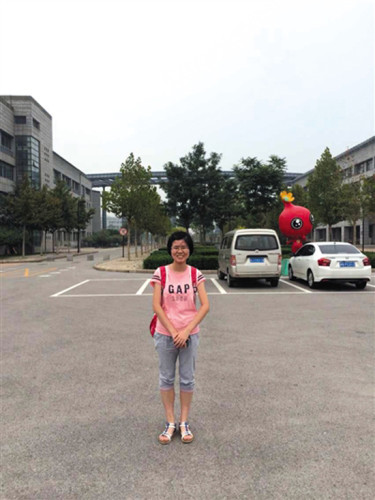 File photo of Wu Xinyi, a 19-year-old freshmen girl at Tianjin Normal University. Wu committed suicide after being forced to live alone in a dorm room because she carried the hepatitis B virus. (Photo/Beijing News) 