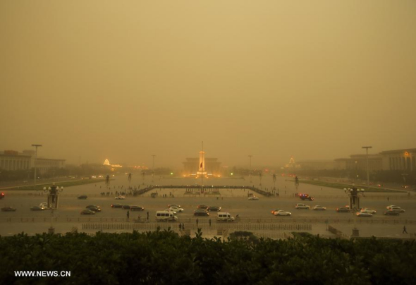 Photo taken on April 15, 2015 shows the Tiananmen Square enveloped in sandstorm in Beijing. Beijing was hit by moderate gale from Wednesday evening to night, and Beijing Meteorological Observatory has issued a yellow alert for sandstorm on Wednesday afternoon. (Photo/Xinhua)